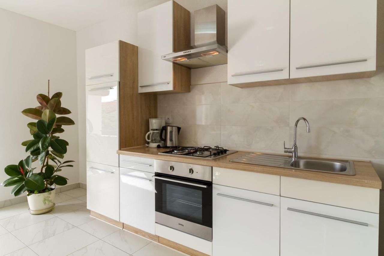 Apartments Tonka Near Beach And Sea พูลา ภายนอก รูปภาพ