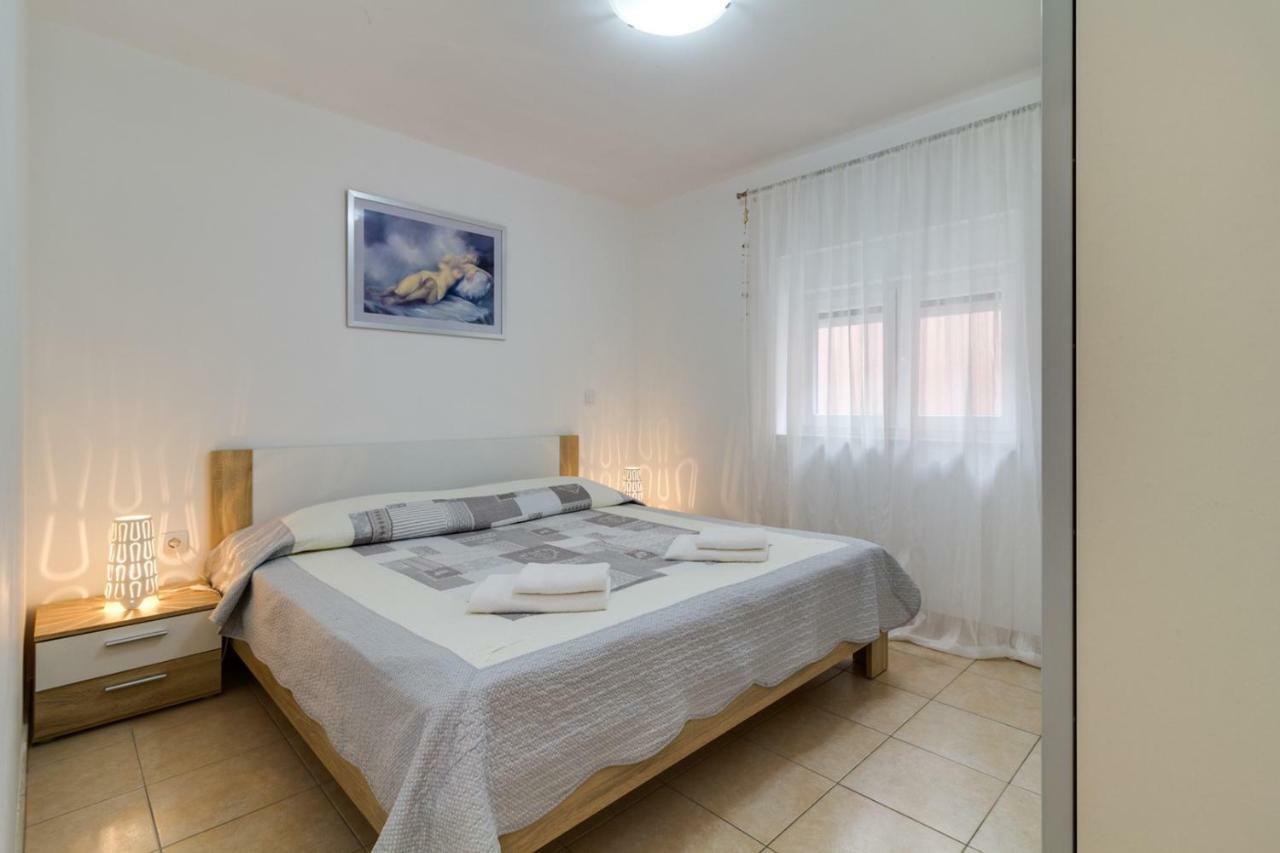 Apartments Tonka Near Beach And Sea พูลา ภายนอก รูปภาพ