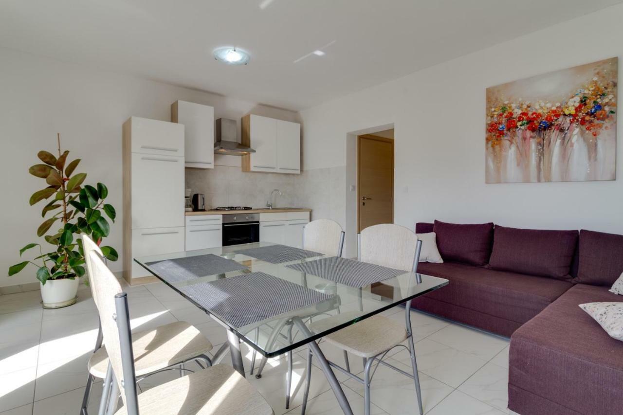 Apartments Tonka Near Beach And Sea พูลา ภายนอก รูปภาพ