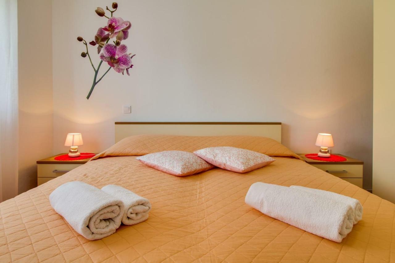 Apartments Tonka Near Beach And Sea พูลา ภายนอก รูปภาพ